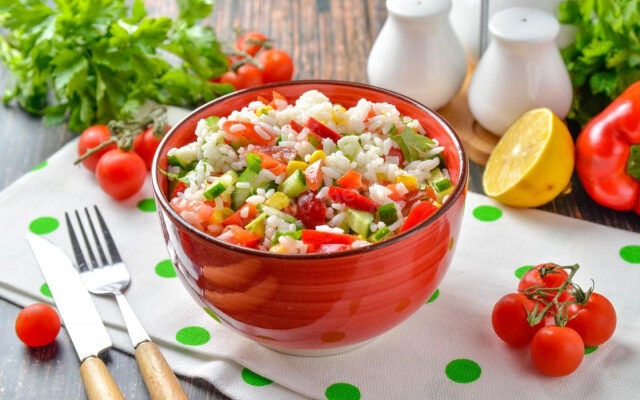 Салат с рисом и овощами