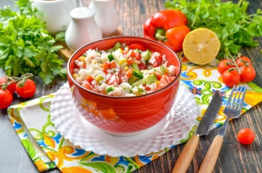 Салат из риса и овощей