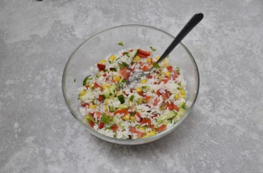 Салат из риса и овощей